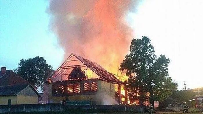 Das Wirtschaftsgebäude ging in Flammen auf