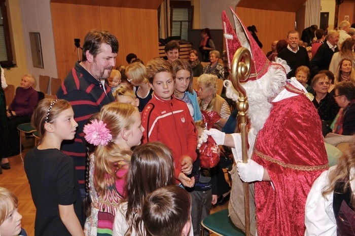 Nach dem Konzert verwöhnte der Nikolaus brave Kinder und Erwachsene mit Geschenken.