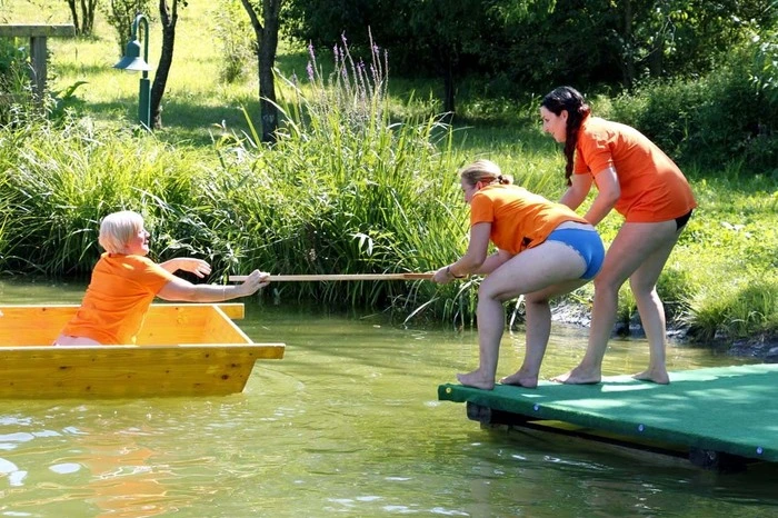 Die Damen-Teams packten beim "Fliegenden Wechsel" kräftig an um wertvolle Sekunden zu gewinnen.