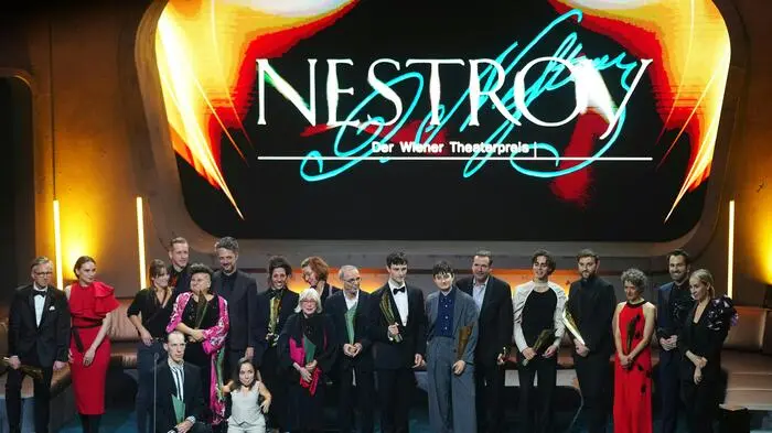 Die Preisträger auf der Bühne, anl. der Verleihung des Wiener Theaterpreis "Nestroy" am Sonntag, 5. November 2023 im Wiener Volkstheater. 