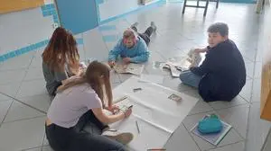 Die Schülerinnen und Schüler arbeiten an ihrem Schulprojekt 