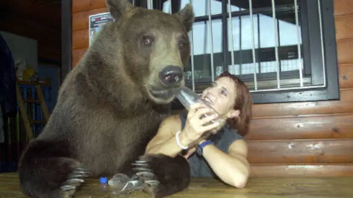 Kenny mit seiner Bezugsperson Martina Mickie Sommeregger