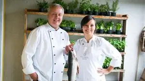 kulmer fisch haslau © oliver wolf,gastronomie steiermark, fischrestaurant kulmer in der haslau, franz und sophie kulmer, rezept für maki und sashimi mit korianderpesto,

franz kulmer und tochter sophie kulmer