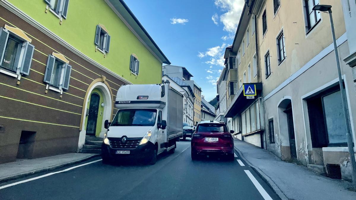 Mitten durch das Zentrum von Greifenburg verläuft die B 100. Die Bürger warten seit Jahrzehnten auf eine Umfahrung