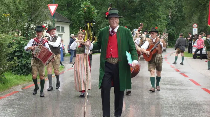 Der Festzug begann mit Enthusiasmus und etwas Nieseln...