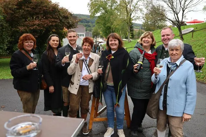 Was beim heurigen Kellergasslfest auffiel, waren die vielen Besucher aus den verschiedenen Bundesländern. „Einen roten Sturm mit Kastanien gibt es bei uns in Salzburg nicht“, sagte der Besucher Walter Kalcher begeistert.