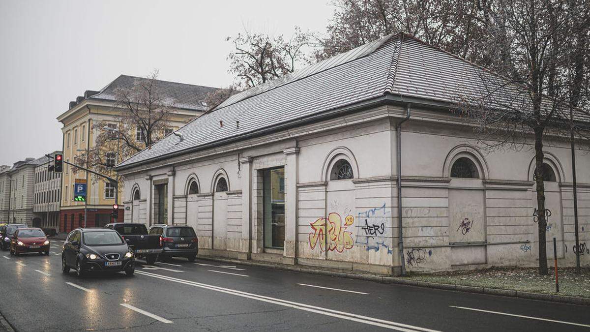 Graffiti und Staub von der Straße verunstalten den Napoleonstadl 