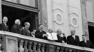 Nach der Unterzeichnung des Staatsvertrags am 15. Mai 1955 am Balkon des Belvedere der Kanzler, der Vizekanzler und der Außenminister mit den Außenministern und den Botschaftern der vier Signatarstaaten Llewellyn Thompson, John Foster Dulles (beide USA), Antoine Pinay (Frankreich), Außenminister Leopold Figl, Adolf Schärf, Wjatscheslaw Molotow(UdSSR), Julius Raab und Iwan Iljitschow (UdSSR)  

VOTAVA