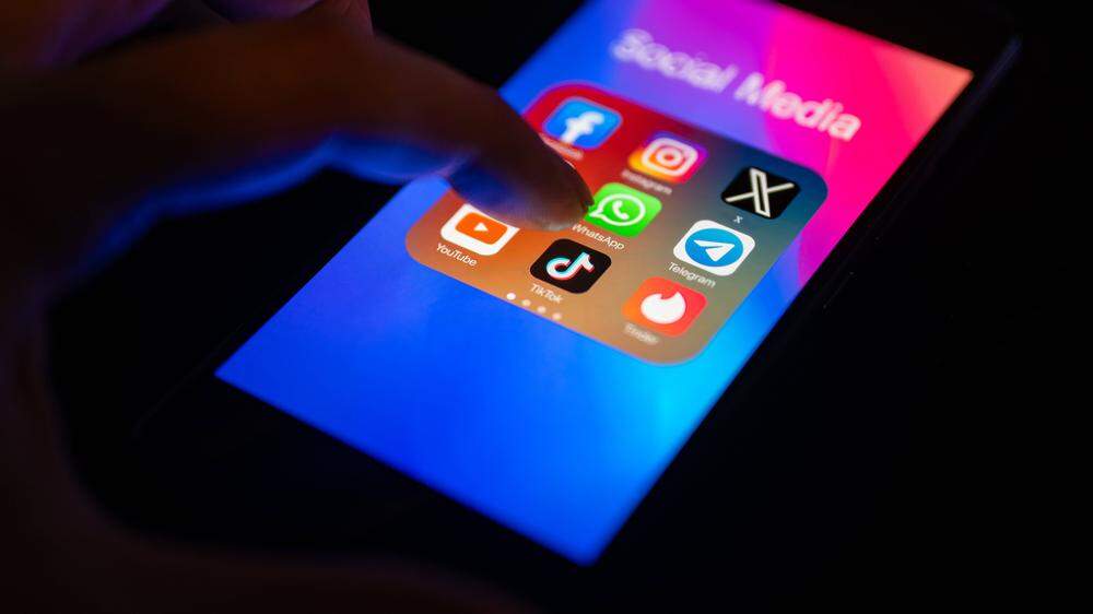 Social Media Apps auf Handy | Der Rechnungshof nahm die Accounts mehrerer Spitzenpolitiker unter die Lupe