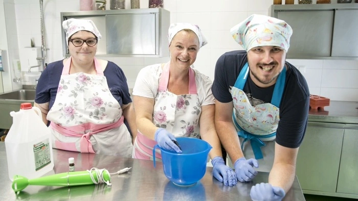 Das Team der Seifensiederei hat viel Spaß an der Arbeit.