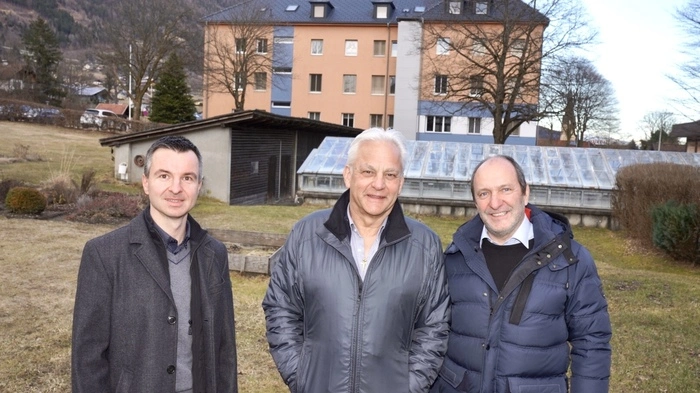 Finanzreferent Andreas Kleinfercher, Bürgermeister Kurt Felicetti und Wirtschaftsausschuss-Obmann Herbert Mandler vor dem Grundstück, wo ab Herbst das Alpen-Adria-Center Reißeck entstehen soll. 
