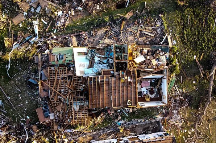 Der Tornado wird auf der zweithöchsten Stufe EF4 der in den USA gebräuchlichen Skala eingeordnet.