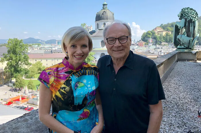 Auch die Kulturprominenz gibt sich dann ein Stelldichein in der Mozart-Stadt - wie hier Klaus Maria Brandauer mit ORF-Reporterin Romy Seidl