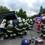 Zahlreiche Einsatzkräfte von Feuerwehr und Rotem Kreuz halfen nach dem Unfall