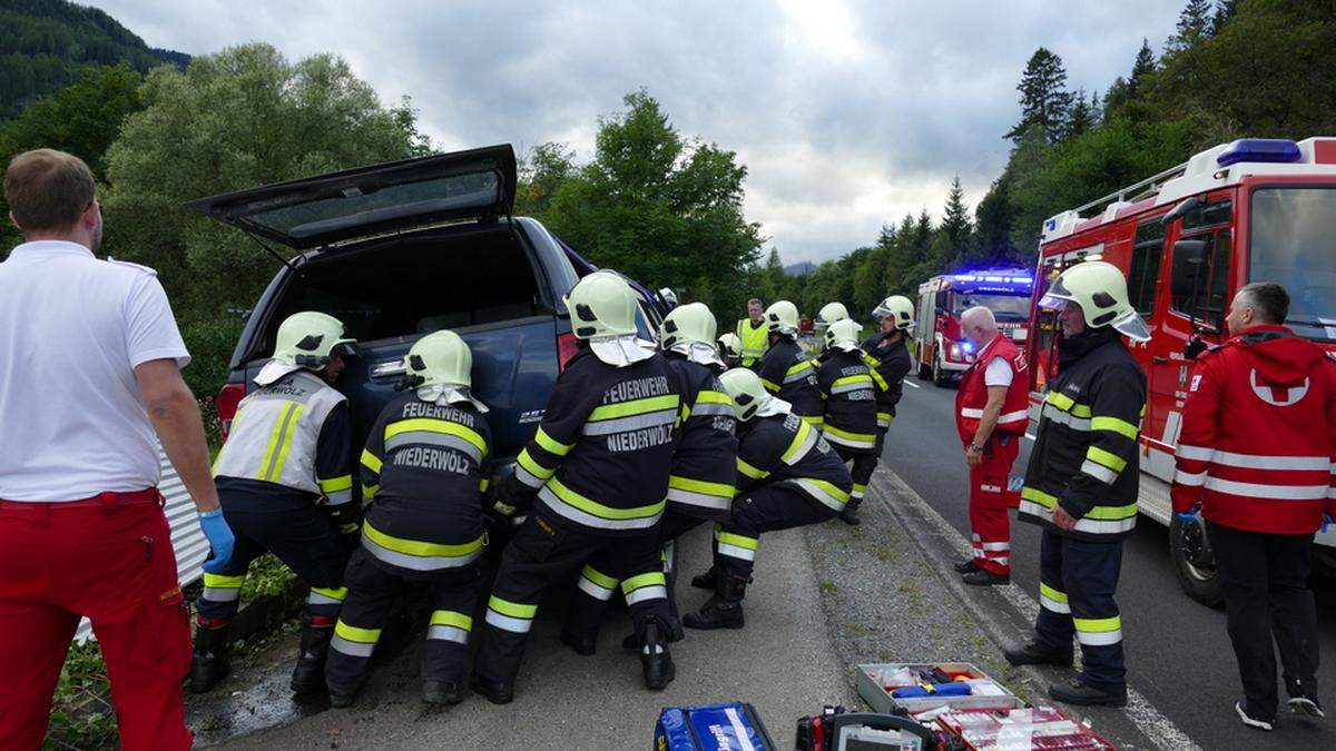 Zahlreiche Einsatzkräfte von Feuerwehr und Rotem Kreuz halfen nach dem Unfall