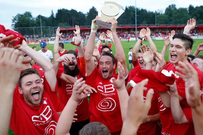 Nicht mehr ganz so deutlich krönte sich der GAK im darauffolgenden Jahr in der Oberliga zum Meister. Erst nach einem 2:0 gegen Rebenland in Weinzödl letzten Spieltag standen die Rotjacken als Aufsteiger fest. Gleinstätten, bis zur letzten Runde nur einen Zähler hinter den Grazern gelegen, leerte bei Strass mit 0:4 hinunter und beendete die Saison vier Zähler hinter dem GAK auf Platz zwei. Letzte Runde, 9. Juni 2017 GAK - Rebenland 2:0 (2:0) Tore: Dabic (15.), Ciorcasan (21.) Aufstellung GAK: Haider; Kammerhofer, Graf, Karre, Dabic, Messner; Allmannsdorfer (86. Derk), Hackinger (72. Sacher), Ciorcasan, Säumel; Heil (72. Heibl) Trainer: Gernot Plassnegger