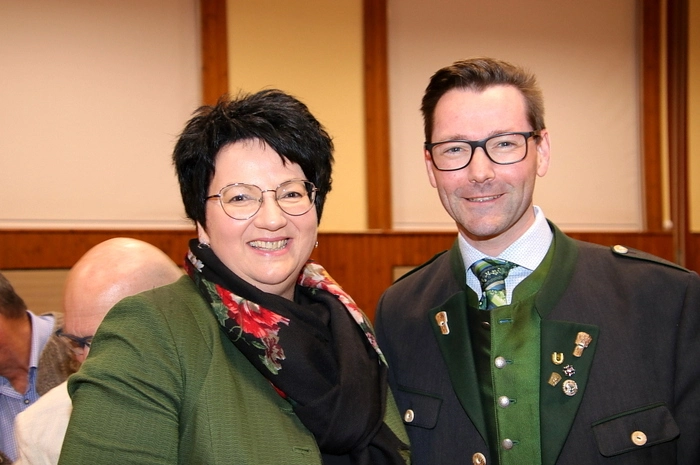 Singkreis-Obmann Josef Watz freute sich, unter den Gästen auch Bürgermeister Georg Preßler (am Foto rechts) und seinen Stellvertreter Michael Schilling, die Bürgermeisterin von Geistthal-Södingberg und gebürtige Edelschrotterin Klaudia Stroißnig (am Foto links), Bürgermeister a.D. Franz Kienzl sowie vom Chorverband Steiermark Regionalobmann Erwin Wutte, Regional-Chorleiterin Ida Hafner und Blasmusik-Bezirkskapellmeister Andreas Angerer begrüßen zu dürfen.