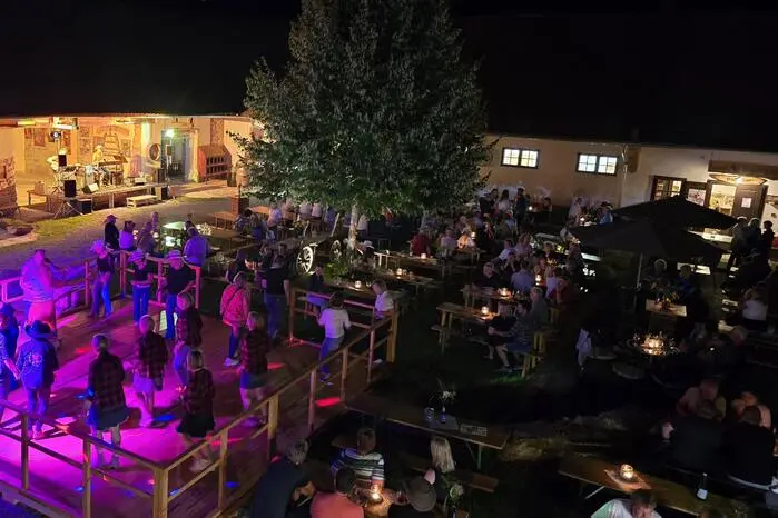 Auch für das leibliche Wohl war gesorgt, dank Marios Food Truck, der die Gäste mit Burgern und vielem mehr versorgte. Getränke gab es bei der Franky‘s Bonanza Bar. 