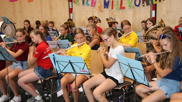 Bestens betreut von der Jugendreferentin Nadine Deutschmann und ihrer Stellvertreterin Bernadette Planner übten die Nachwuchsmusiker unter der musikalischen Anleitung von Christoph Propst, Isabell Kollegger, Sabine Münzer und Manuel Tauber sowie der beiden Jugendreferentinnen.