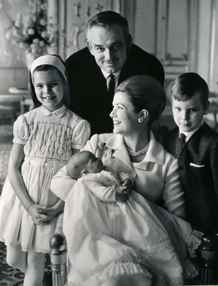 Prinz Rainier mit Grace Kelly und der damaligen achtjährigen Caroline, Albert (7) und Tochter Stephanie im Jahr 1965