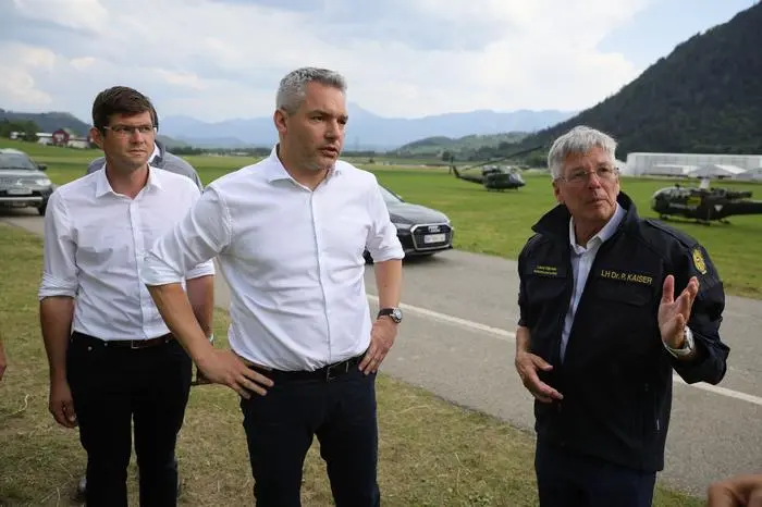 Karl Nehammer beim Lokalaugenschein in Treffen
