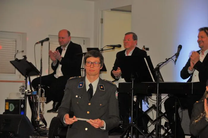 Ortsstellenleiter Thomas Zoller freute sich über zahlreiche Ballgäste im Dorfhof Markt Hartmannsdorf begrüßen zu können, darunter Rotkreuz-Bezirksstellenleiter Mirko Franschitz und Vizebürgermeister Roman Thomaser.