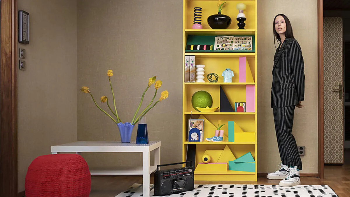 Ikea-Klassiker Billy wird 40 und bekommt zur Feier einen knallgelben Look verpasst