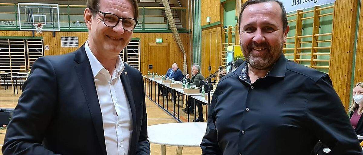 Walter Hochegger (rechts) wurde von Bürgermeister Marcus Martschitsch als neuer Gemeinderat angelobt