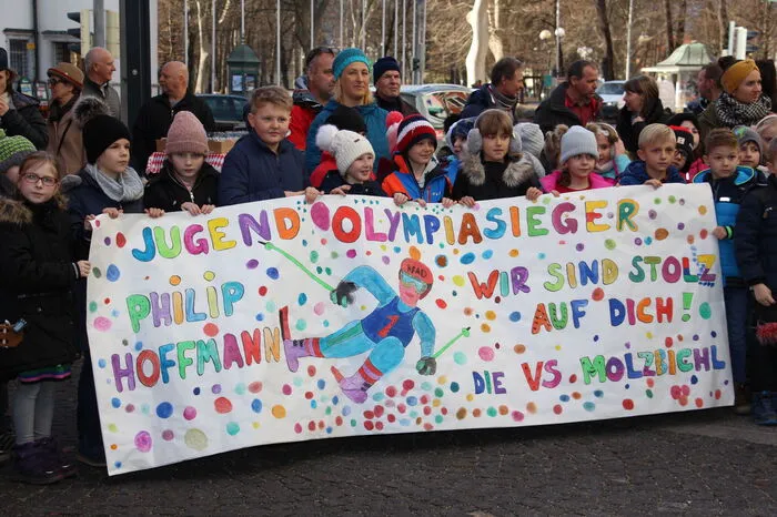 Die Volksschüler aus Molzbichl gratulierten ihrem Idol mit selbst komponierten Liedern.