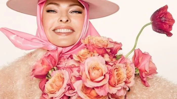 "So sehen mein Kiefer und mein Hals nicht im wirklichen Leben aus - und ich kann nicht überall mit Klebeband und Gummibändern herumlaufen", sagt Linda Evangelista über das Fotoshooting mit der britischen Vogue. 
