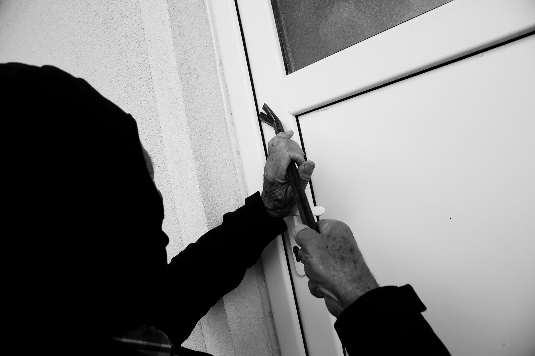 Einbrecher parkte direkt hinter der Polizei und setzte Sturmmaske auf
