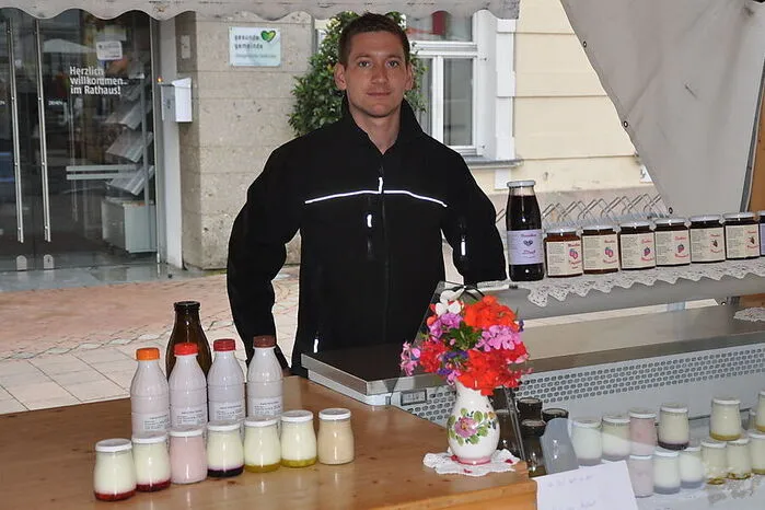 Stolz ist Hermann Gatternig (30) auf die Landwirtschaft mit zwölf Kühen am Krahberg, sowie den Schwarzbeergarten am Bleistätter Moor, die er mit Eltern, Frau und Kind betreibt. Joghurt und Milch verkauft er 14-tägig am Wochenmarkt.