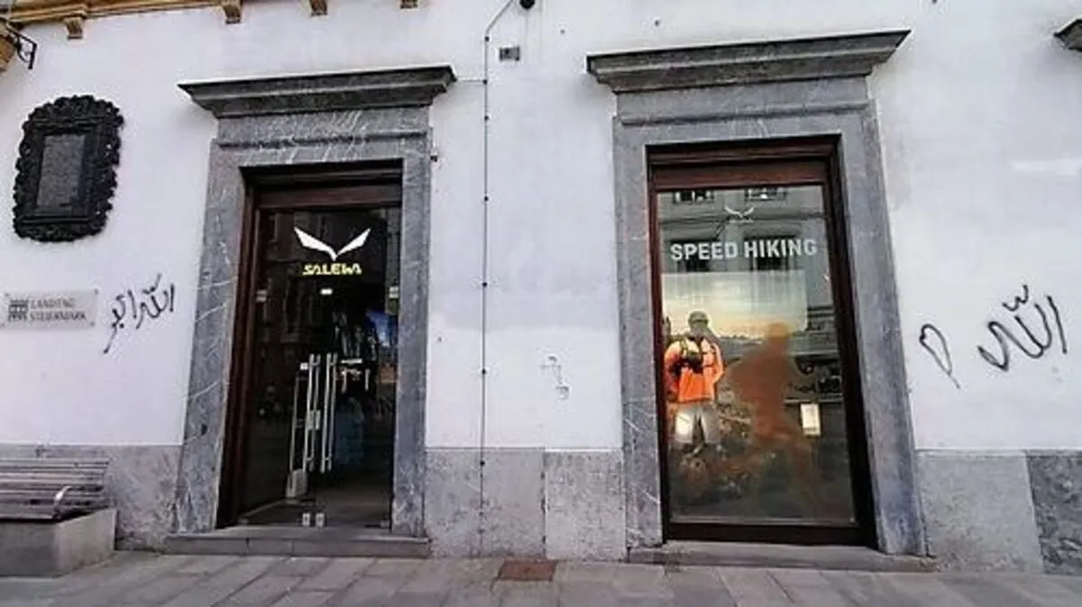 Der Allah-Schriftzug findet sich auf der Landhausfassade in der Herrengasse.