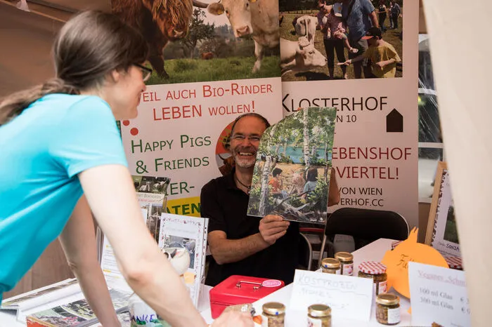 Neben dem Essen gibt es viele Info-Stände über Umwelt- und Tierschutz...