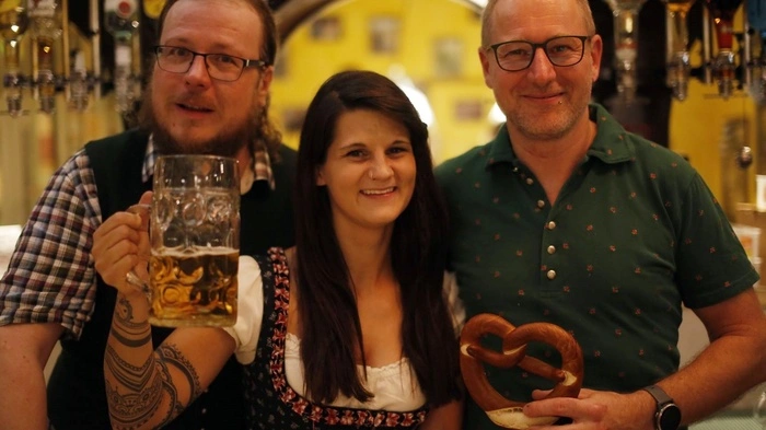 Das Team rund um Luis und Hannes Loder versorgte gewohnt lässig und locker mit Brezen, Bier und Weißwurst.