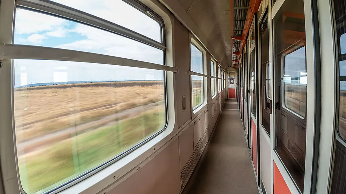 Mit Sonderzügen sollen Pflegekräfte aus Rumänien nach Österreich gebracht werden.