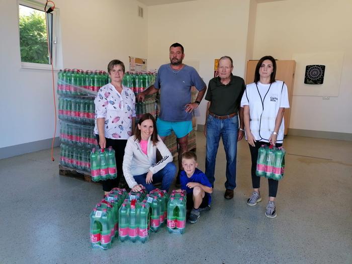 Übernahme des Mineralwassers von der Firma Coca Cola über Caritas Österreich für die Bewohnerinnen und Bewohner von Raning und Thien Übernahme des Mineralwassers von der Firma Coca Cola über Caritas Österreich für die Bewohnerinnen und Bewohner von Raning und Thien