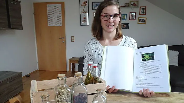 Neben Ölen und Tees hat Birgit Fuchs auch ihr eigenes Herbarium zusammengestellt