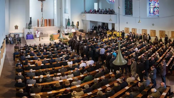 Mit einer würdigen und herzlichen Feier wurde Altbürgermeister Siegfried Schafarik am Mittwoch in der Knittelfelder Stadtpfarrkirche verabschiedet. Schafarik starb bei einem Verkehrsunfall im Gleinalmtunnel