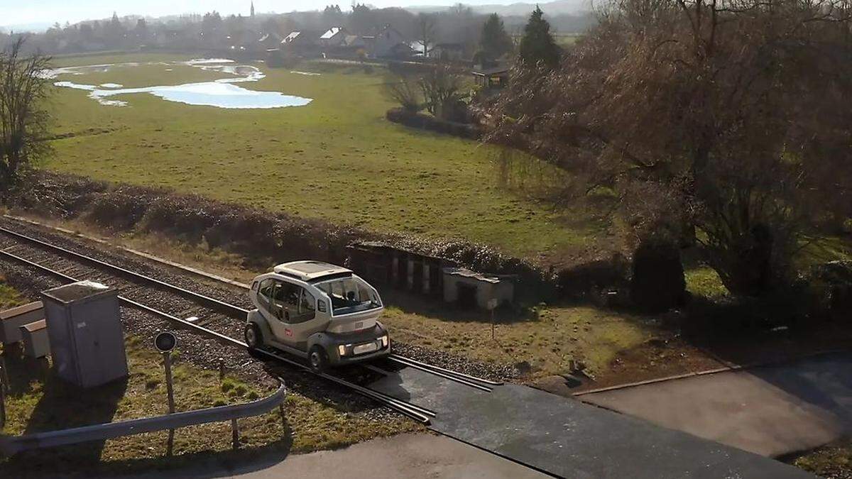 Der Mini-Zug &quot;Flexy&quot; kann auf Schiene und Straße fahren