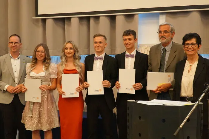 Julia Leitgeb, Carolin Baller, Lukas Kaufmann und Marc Pöllitsch, ebenfalls aus der 5 A, erhielten den Rotary Youth Business Award für ihre vorwissenschaftliche Arbeit zum Thema "Konsumverhalten in der heutigen Gesellschaft".