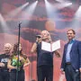 Thomas Spitzer mit seinen Gratulanten auf der Bühne in Graz