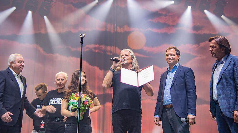 Thomas Spitzer mit seinen Gratulanten auf der Bühne in Graz