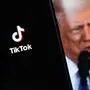 ILLUSTRATIVE. TikTok app on a phone with President Trump in the background on a screen. ANP / Hollandse Hoogte / Dylan Nieuwland netherlands out - belgium out PUBLICATIONxINxGERxSUIxAUTxONLY Copyright: xx x518068159x originalFilename: 518068159.jpg