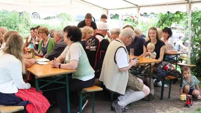 Wenn der Duft von knusprigem Schweinsbraten durch den Gastgarten zieht, flotte Musik und fröhliches Lachen über den Wimitzgraben klingen und Tracht das Ortsbild prägt, dann ist es wieder Zeit für den Wimitzer Kirchtag. Das traditionsreiche Fest lockte auch heuer zahlreiche Besucher aus nah und fern zum Wimitzwirt an und bewies einmal mehr, warum es seit Generationen zu den beliebtesten Brauchtumsveranstaltungen Kärntens zählt. Das Wirte-Ehepaar Dorothea Klaus und Arnold Solics hatte auch heuer wieder ein tolles Fest auf die Beine gestellt. 