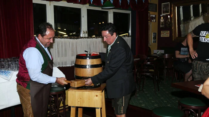 Der Startschuss für das Oktoberfest wurde mit dem Anstich eines Fasses Oktober Bräu im Jupp the Irish pub gegeben. Durchgeführt wurde der Anstich vom Geschäftsführer des Weizer Stadtmarketings Axel Dobrowolny und Hannes Rieder von der Brauunion.