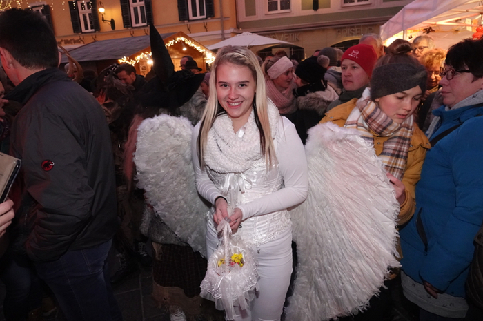 Auch weiße und schwarze Engel waren mit den Krampussen dabei.