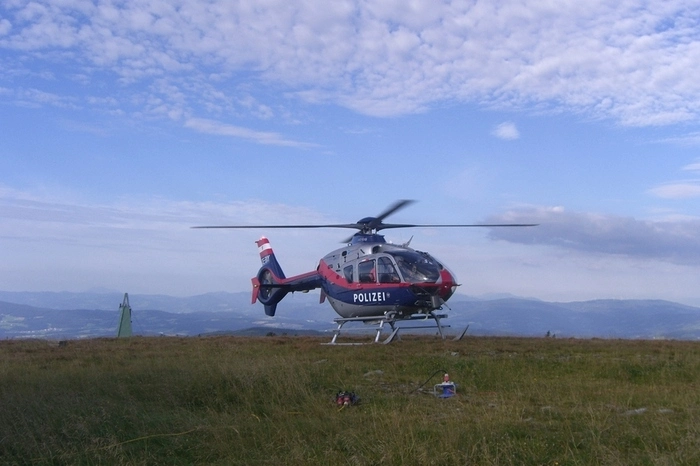 Zur Unterstützung wurde ein Suchhubschrauber der Polizei mit Wärmebildkamera angefordert.