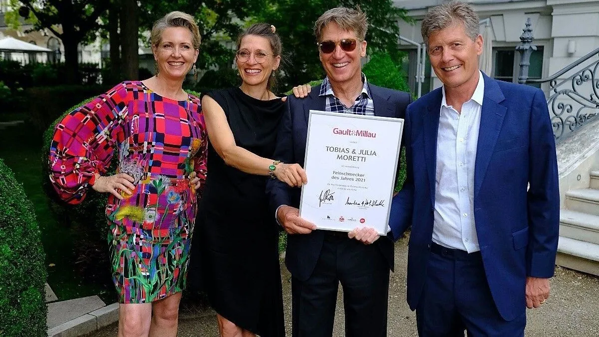 Martina und Karl Hohenlohe mit den Preisträgern Julia und Tobias Moretti