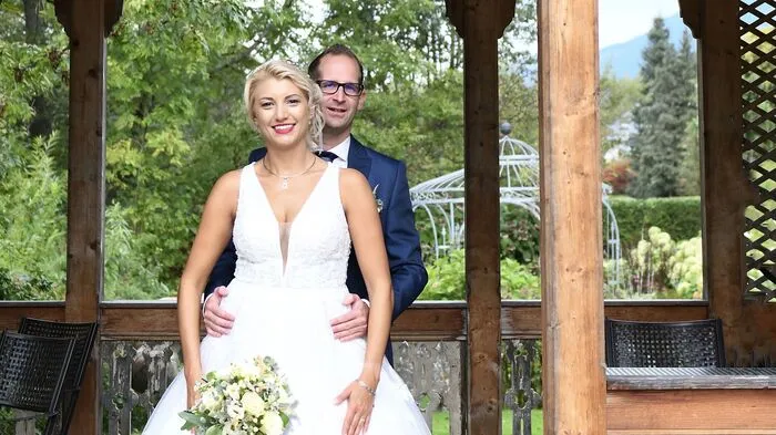 Julia (30) und Stefan Preimel (36) aus Sachsenburg kennen sich seit ihrer Kindheit. Doch vor zwölf Jahren haben sie sich ineinander verliebt – und zwar als Stefan in Julias Studentenwohnung einen Fernseher angeschlossen hat